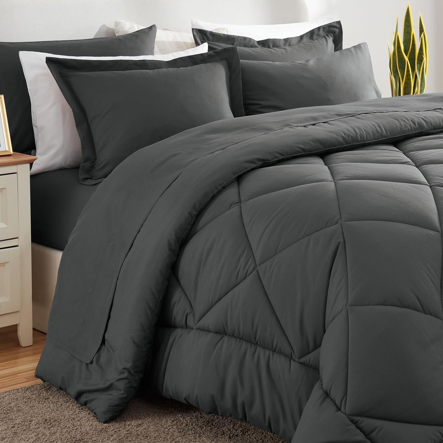 Down-Alternative Comforter Set - Queen (Tailored Stitching) Detail 2