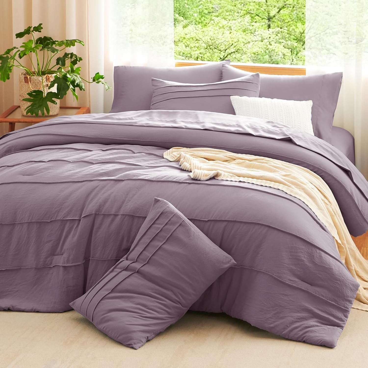 Down-Alternative Comforter Set - Queen (Tailored Stitching) Detail 1