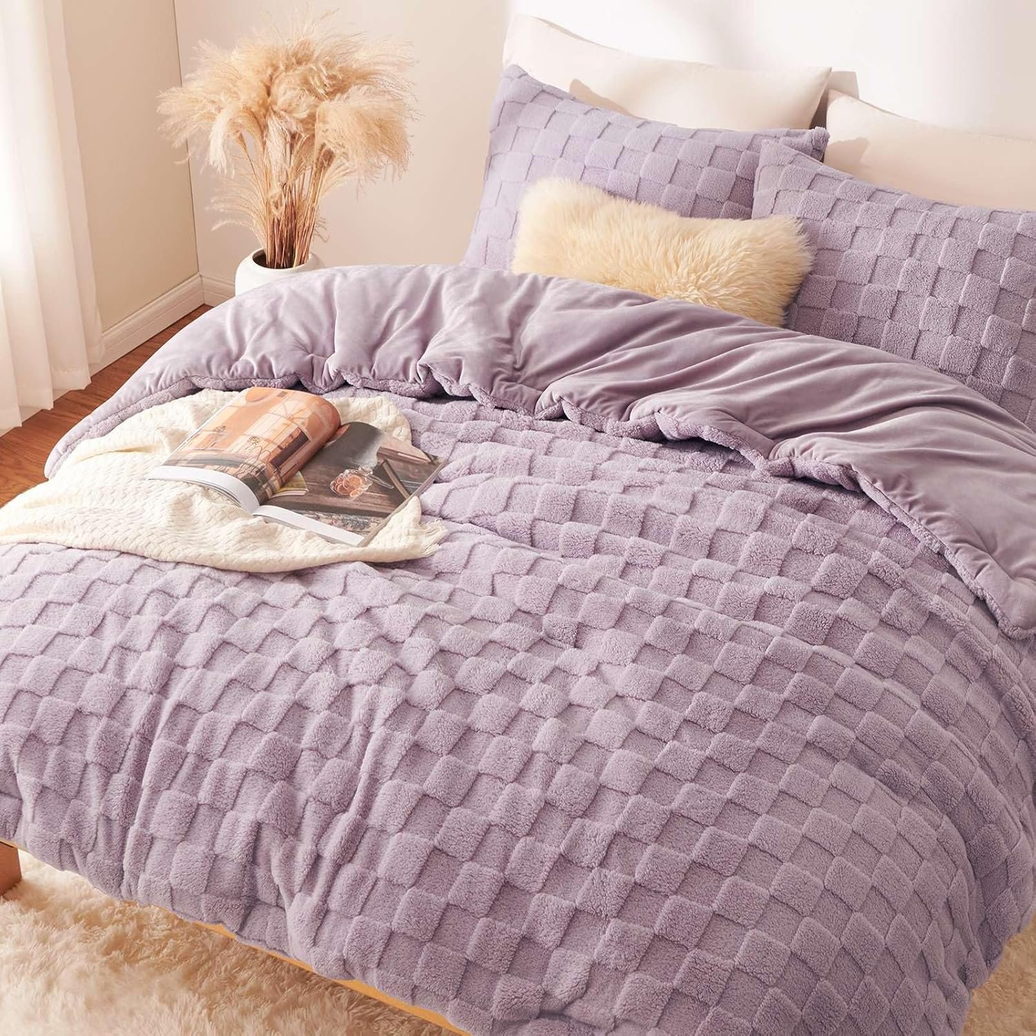 Down-Alternative Comforter Set - Queen (Tailored Stitching) Detail 1