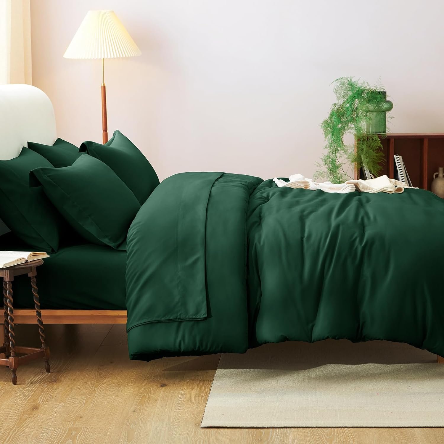 Down-Alternative Comforter Set - Queen (Tailored Stitching) Detail 2
